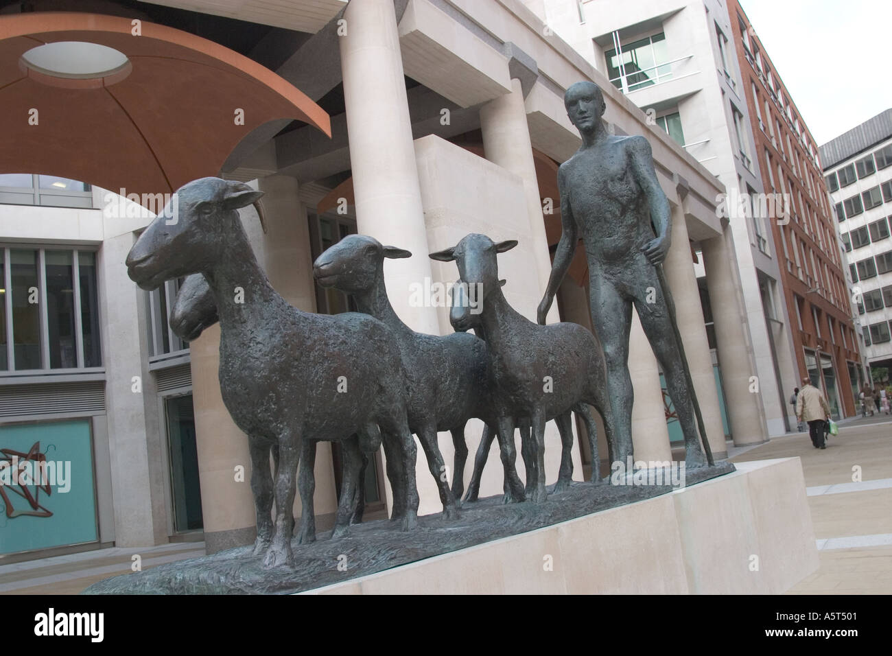 Statua di un uomo alla guida di un gruppo di pecore in Paternoster square vicino alla Cattedrale di St Paul Foto Stock