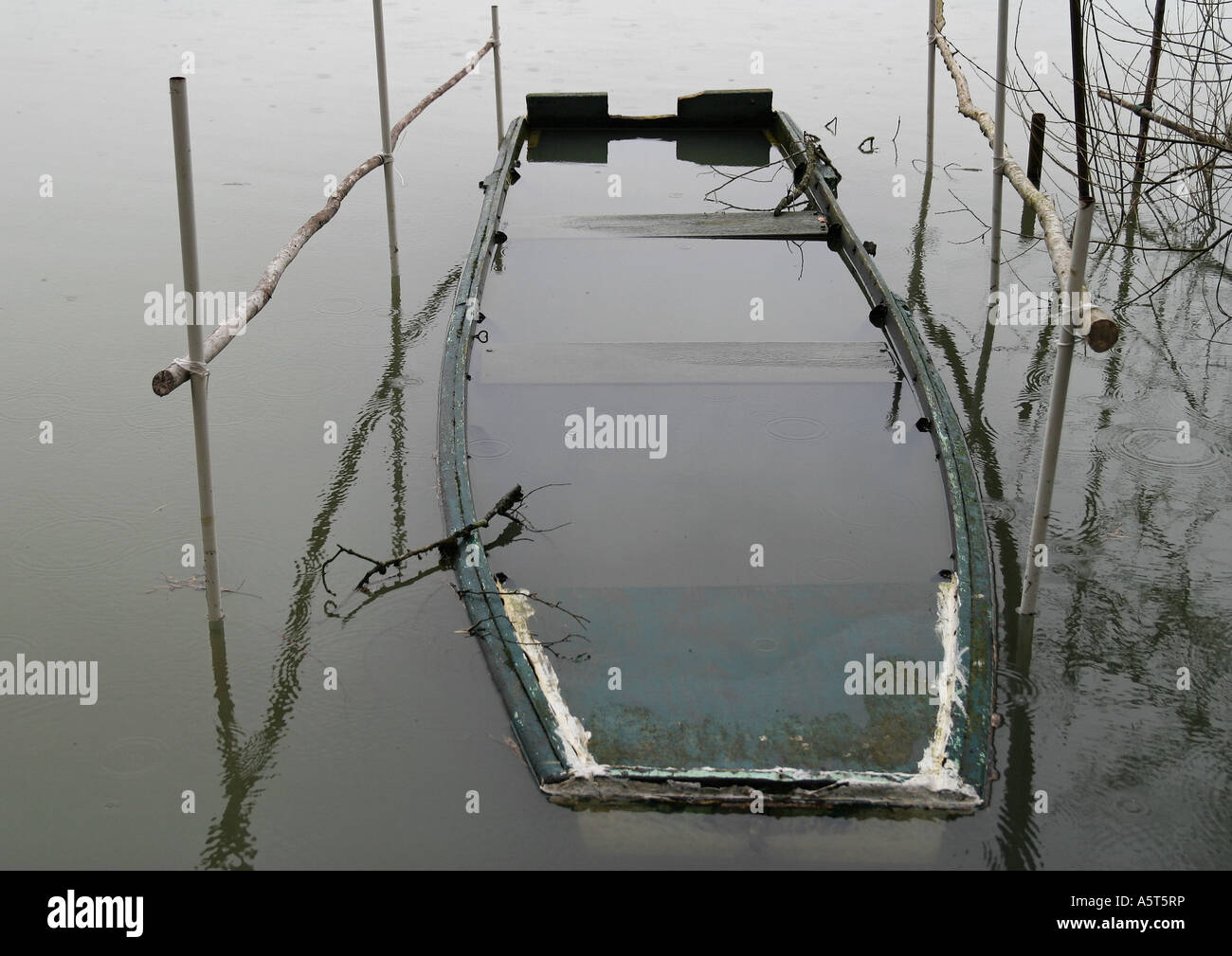 Sunken canotto in acqua poco profonda Foto Stock