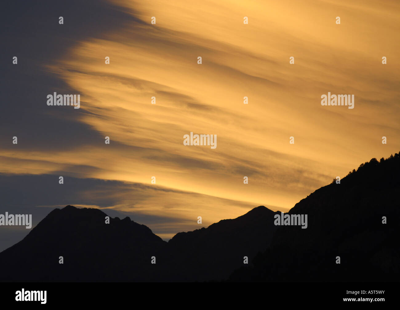 Il cielo al tramonto e silhouette di montagne Foto Stock