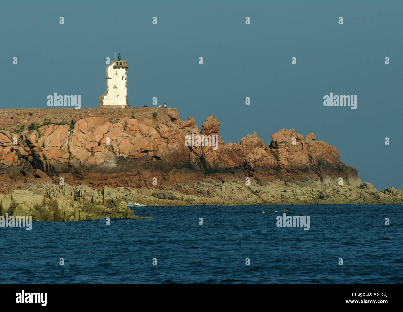 Ile de Brehat, Bretagna, Francia, faro e le formazioni rocciose costiere Foto Stock