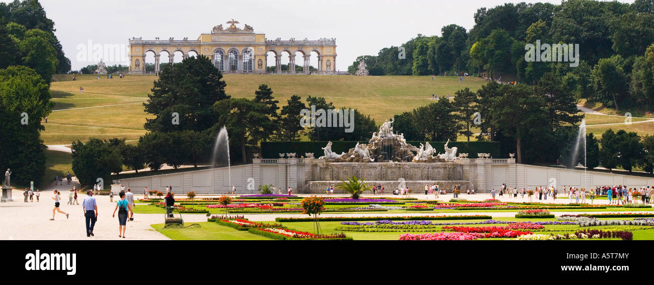 Vienna Palazzo di Schonbrunn panorama fotografia panoramica di giardini ornamentali con Nettuno fontane Vienna Austria Foto Stock