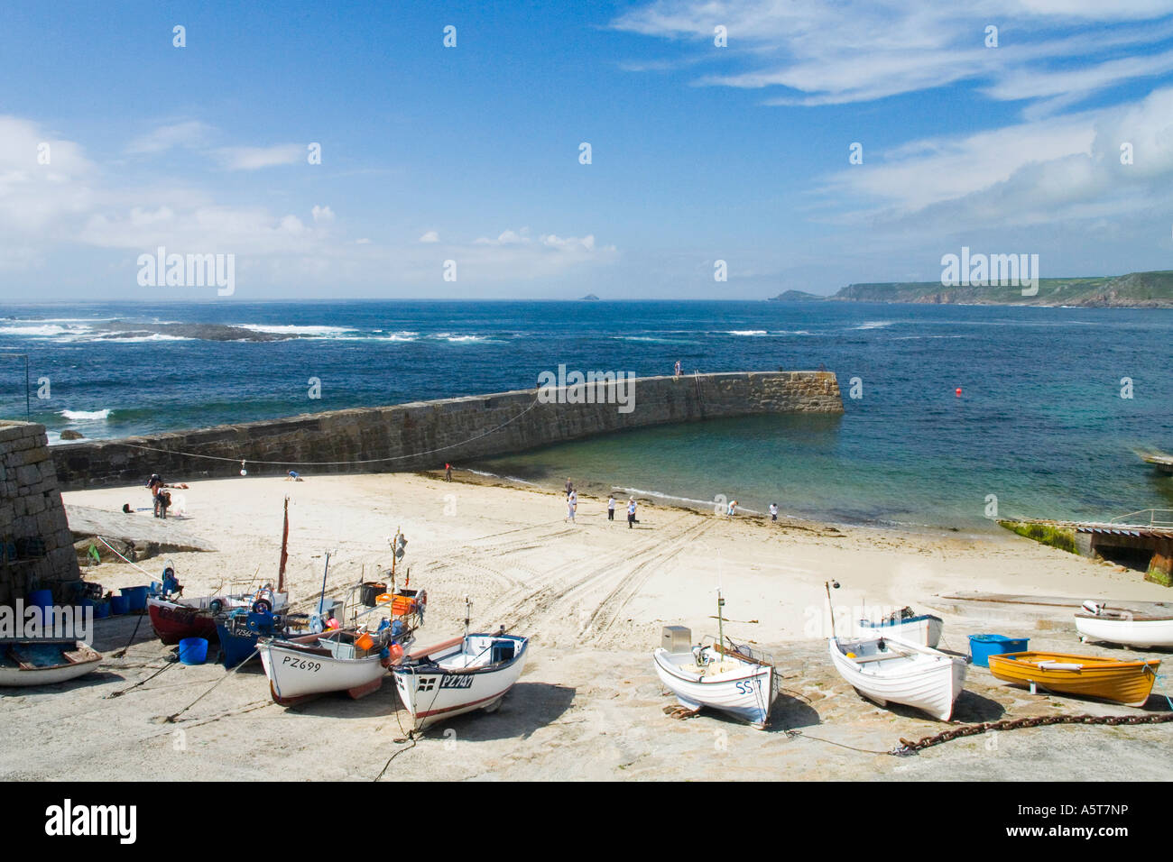 Sennen Cove con barche nel porto porto sulla parete di uno scalo con surf Lands End Penwith West Cornwall Inghilterra REGNO UNITO Foto Stock