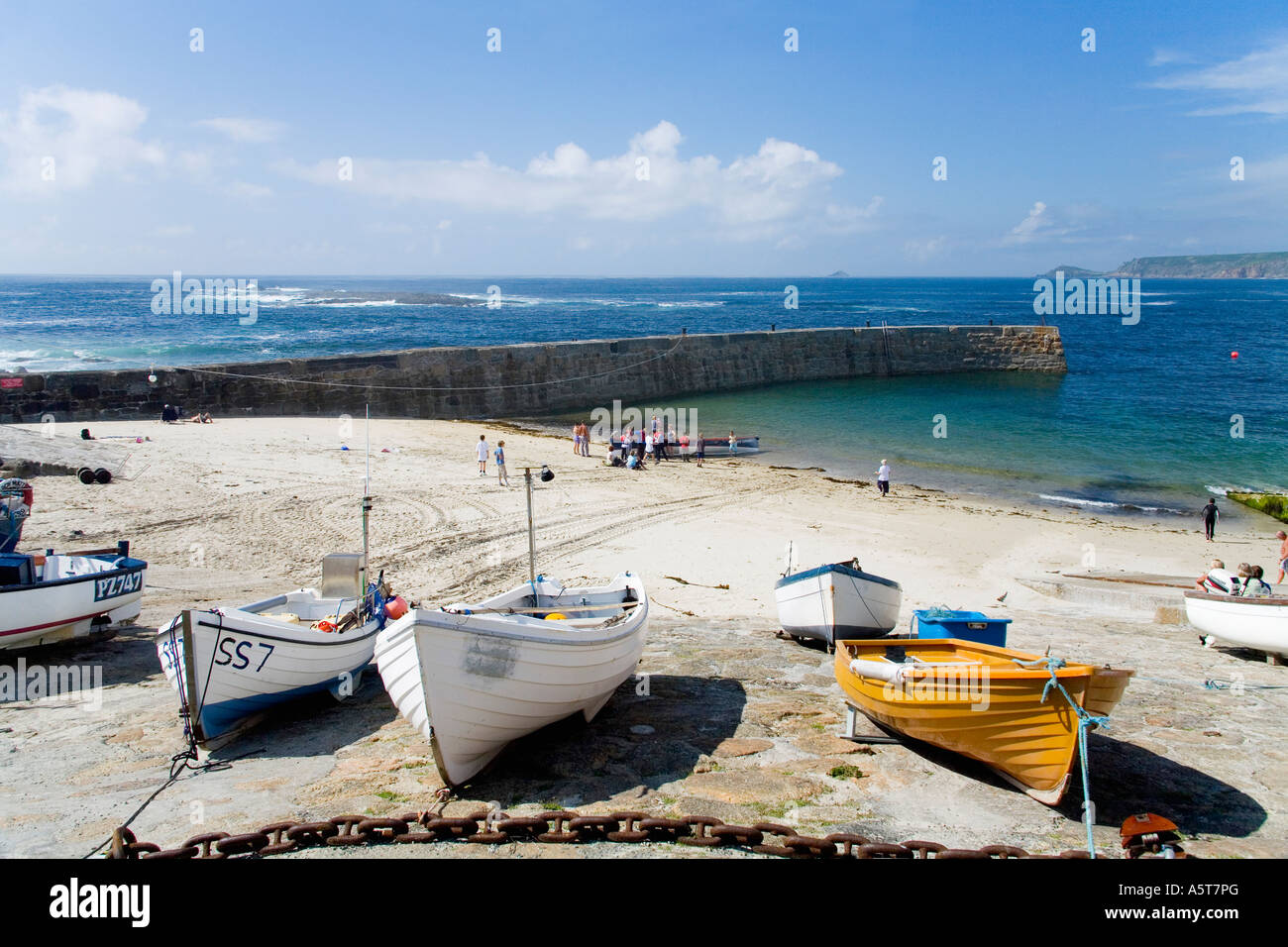 Sennen Cove con barche nel porto porto sulla parete di uno scalo Lands End Penwith West Cornwall Inghilterra REGNO UNITO Foto Stock