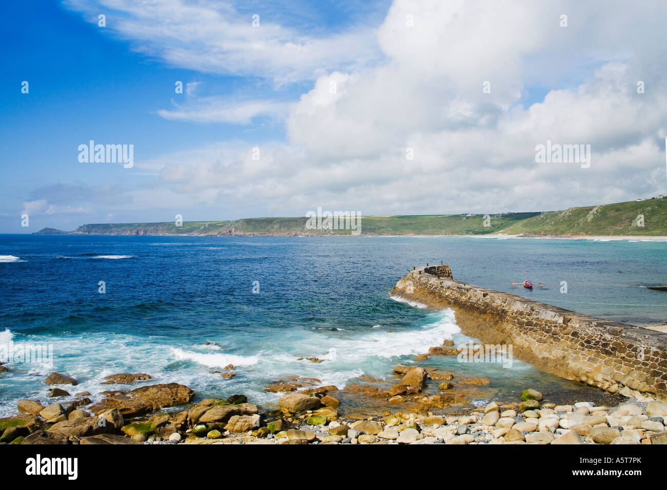 Sennen Cove Harbour Porto parete con il surf rompe su una soleggiata giornata d'estate Lands End Penwith West Cornwall Inghilterra REGNO UNITO Foto Stock