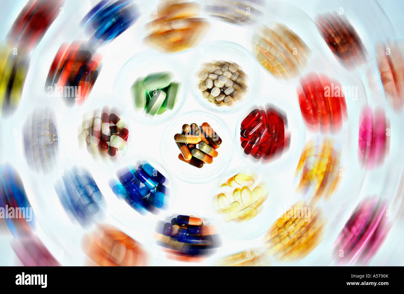 Vertiginosa guardare la moltitudine di prodotti farmaceutici Foto Stock