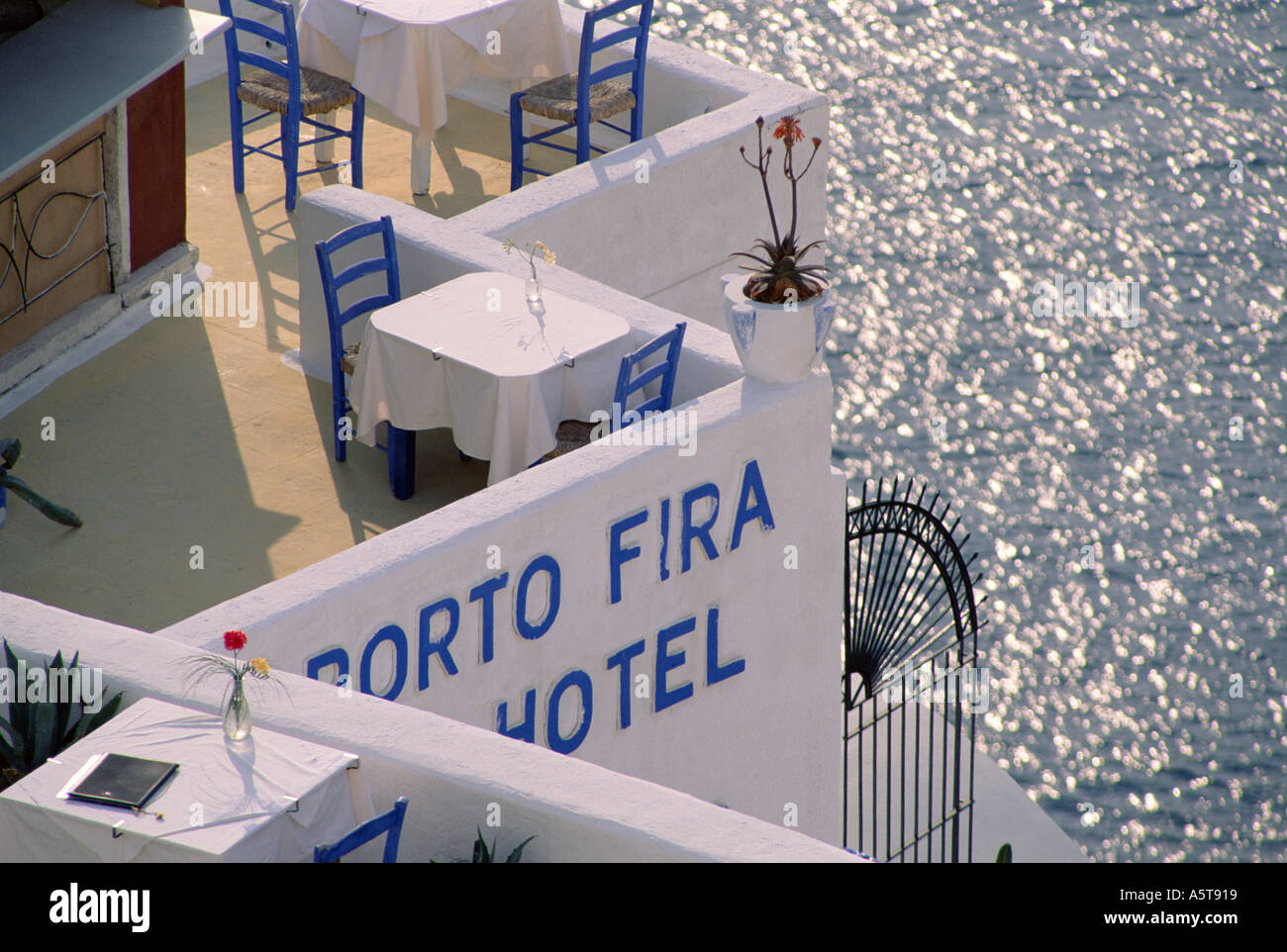 Grazioso hotel bianco e blu sulle Isole greche di Santorini Foto Stock