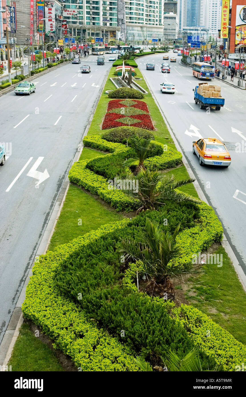 Ornamentali prenotazione centrale in una strada trafficata, Shanghai Foto Stock