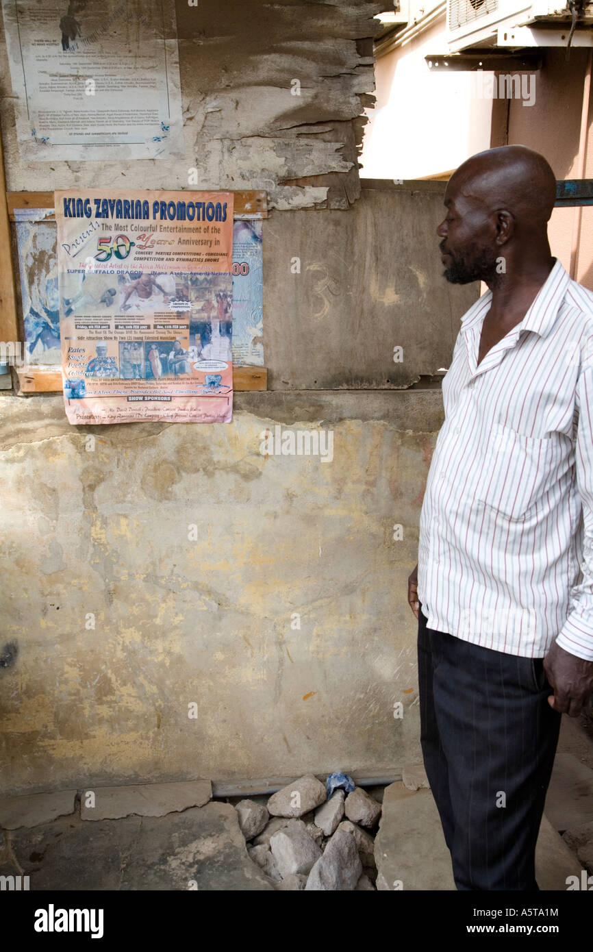 Performance di artista ritiene uno dei suoi vecchi manifesti Accra 2007 Foto Stock