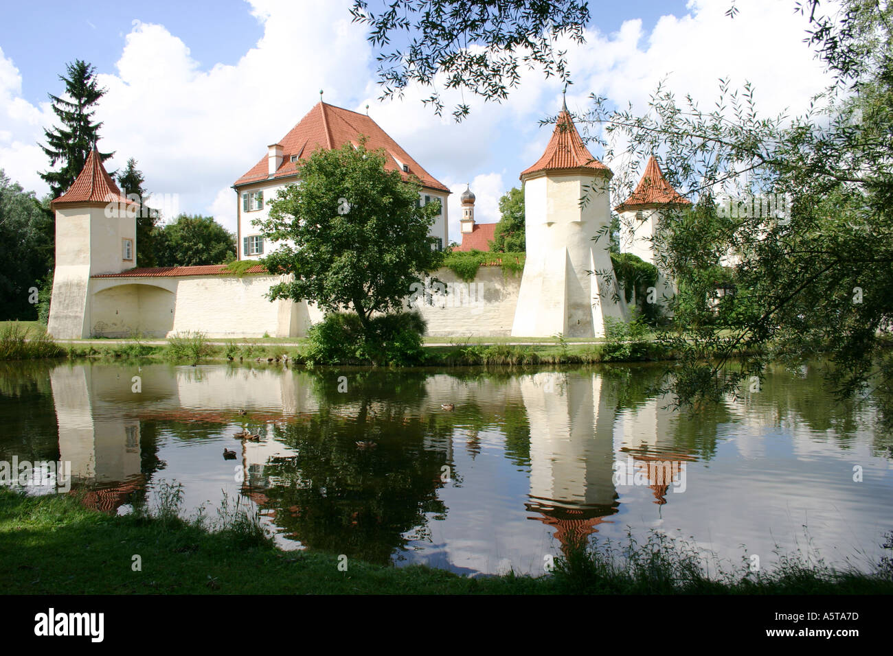 Il castello di Blutenburg circondato dal fiume Wuerm Monaco di Baviera Baviera Germania Foto Stock