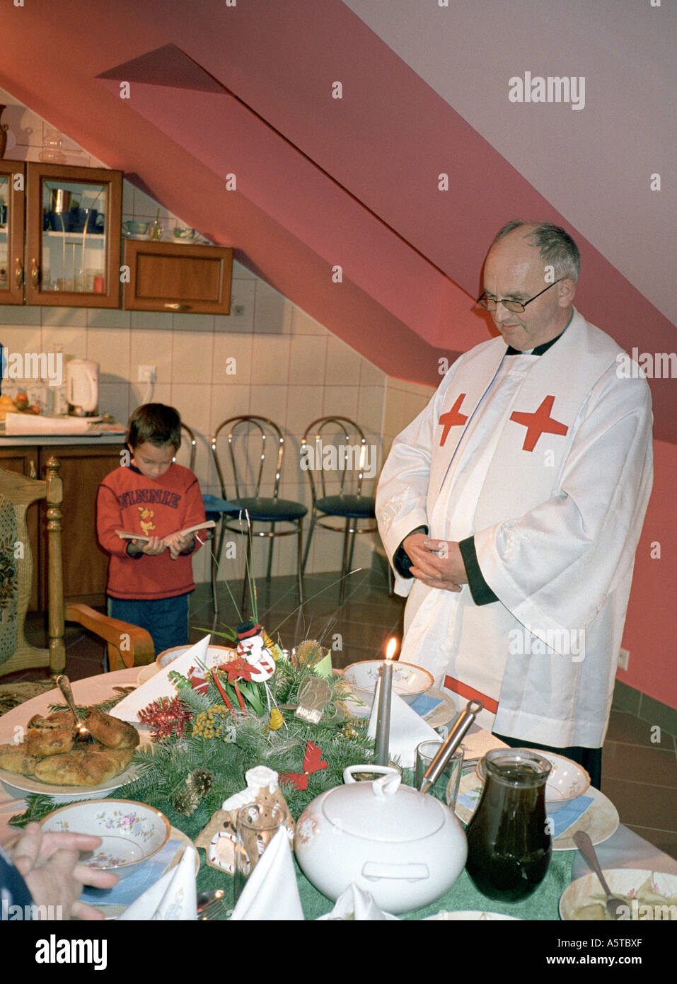 La Polonia, la vigilia di Natale, ragazzo leggere la verità del Vangelo Foto Stock