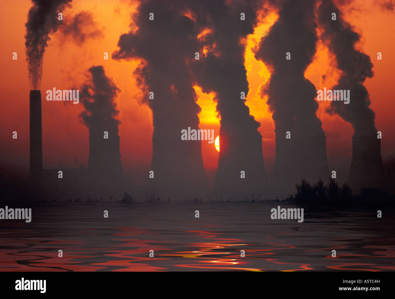 Grandi 2000 MW Coal Fired power station all'alba con acqua in primo piano Foto Stock