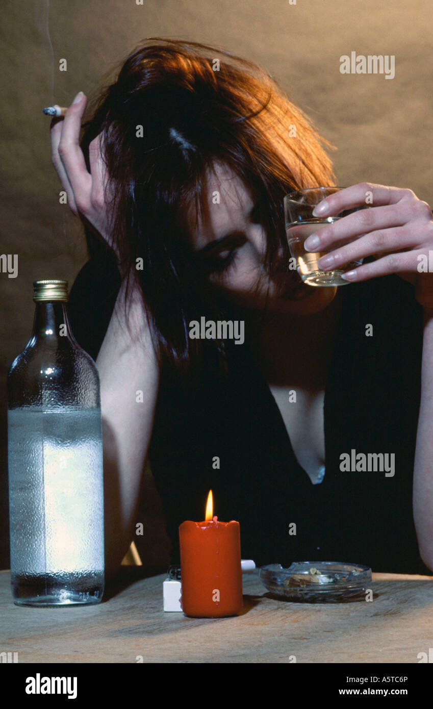 Donna di bere alcolici Foto Stock
