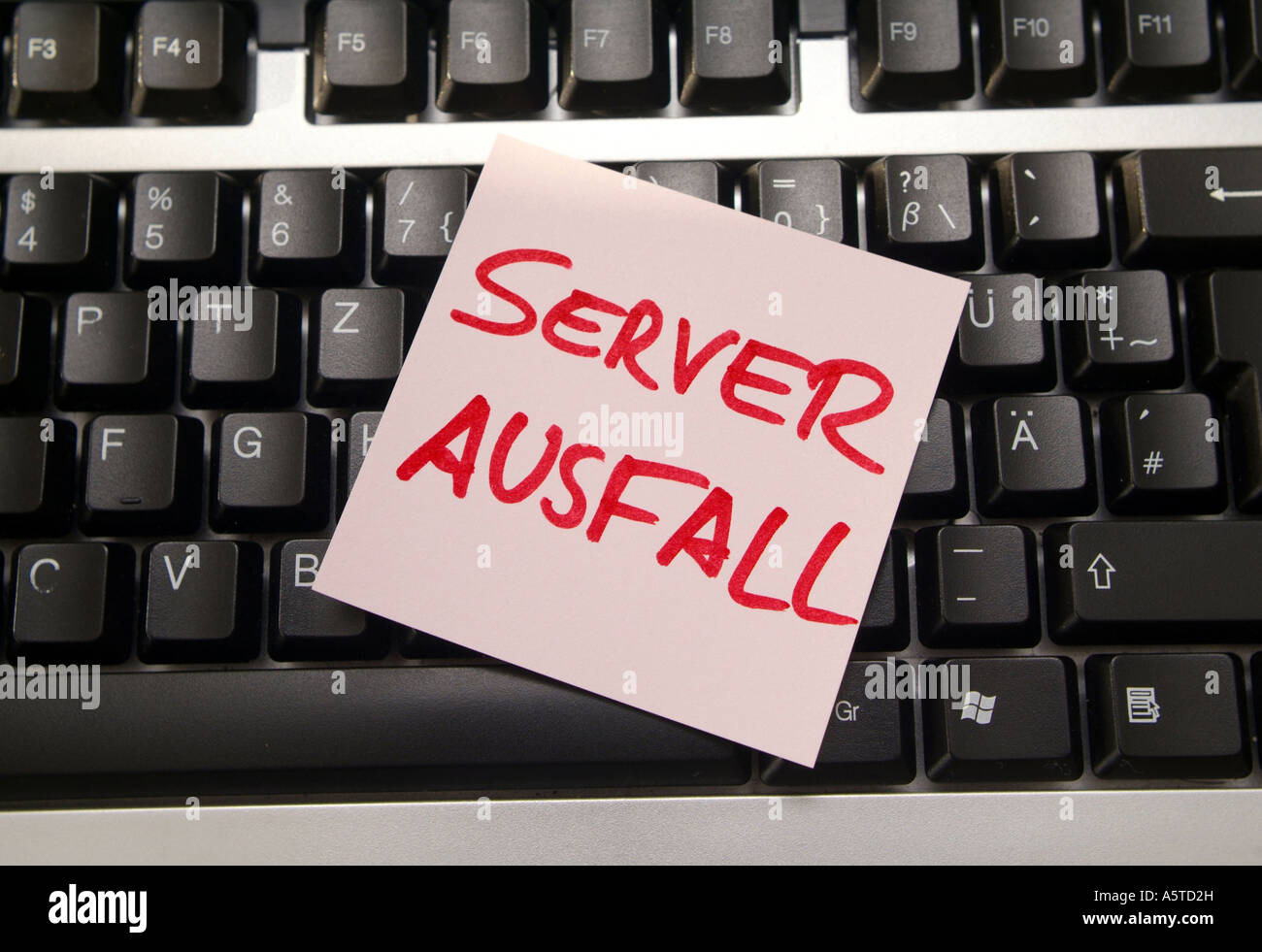Server Ausfall Post It auf Computertastatur ripartizione Server di comunicazione sulla tastiera del computer Foto Stock