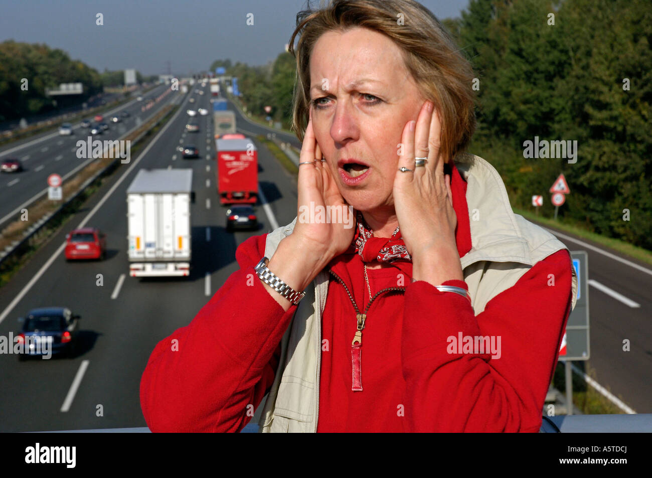 Il disturbo causato dal rumore, traffico, inquinamento acustico, sensibile al rumore Foto Stock