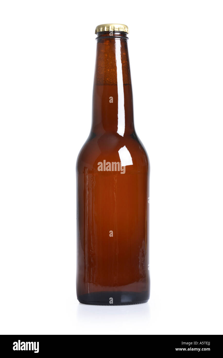 Bottiglia di birra ritagliata su sfondo bianco Foto Stock