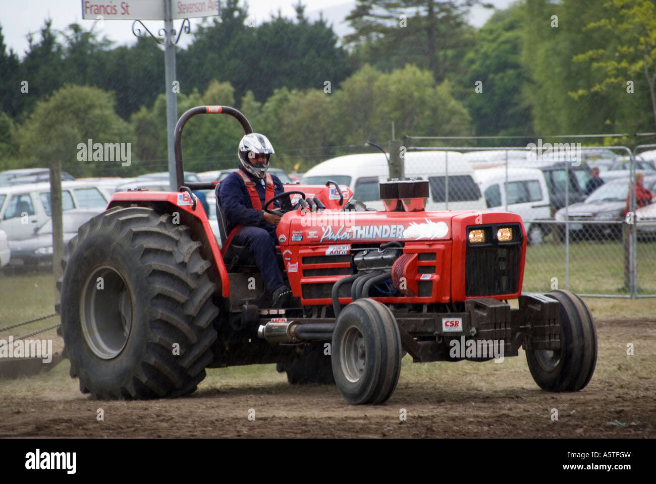 Rainy tractor pulling gara Foto Stock