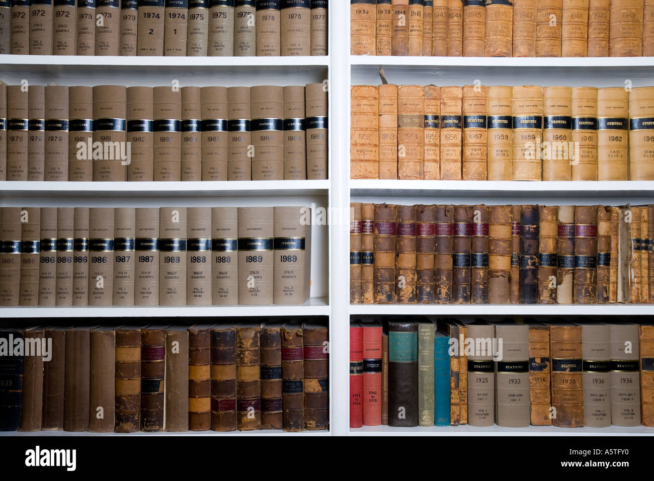 Libri giuridici e rapporti di diritto su uno scaffale in camere di avvocati a Londra Foto Stock