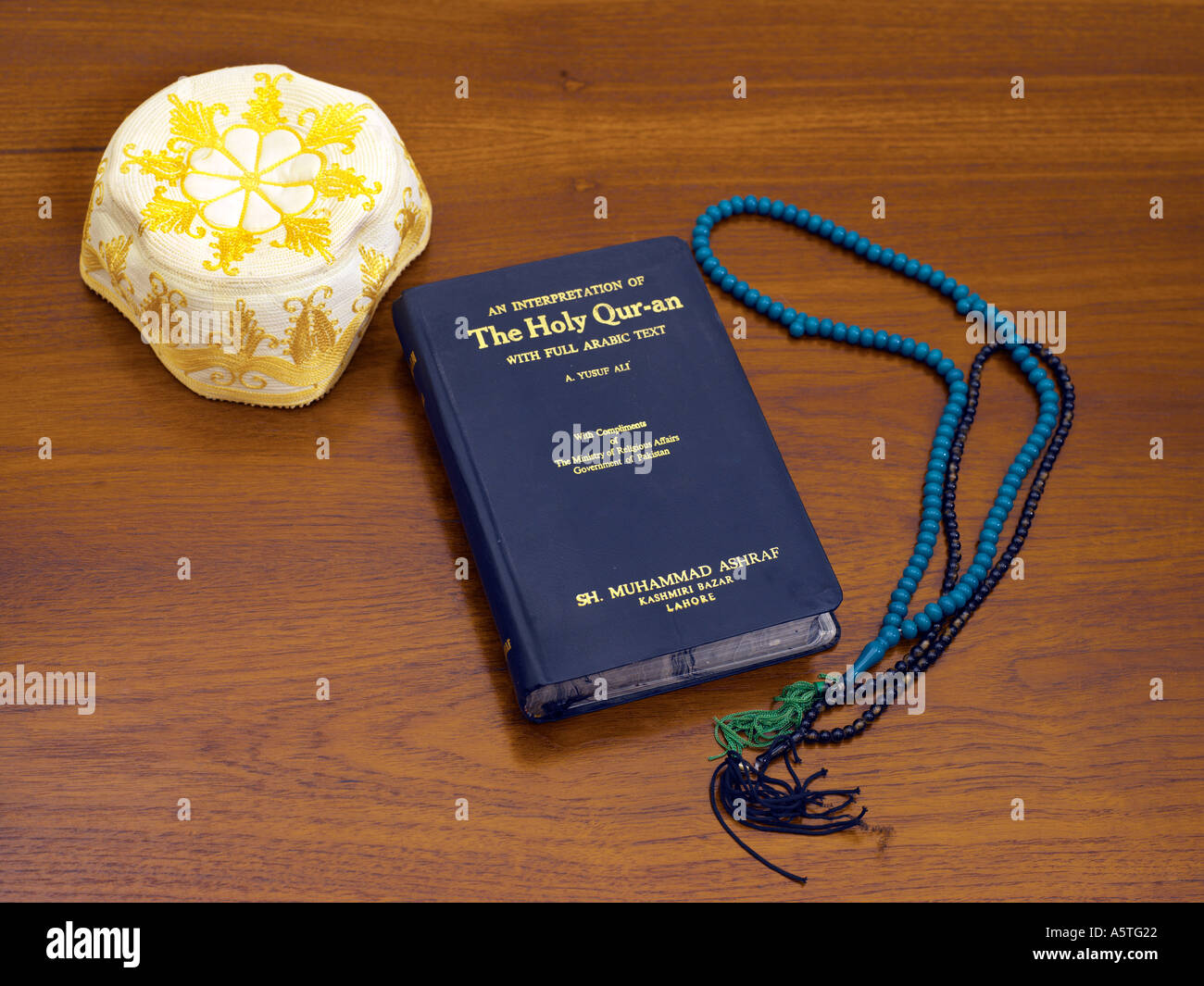 Corano sulla tavola con grani di preghiera Zucchetto Foto Stock