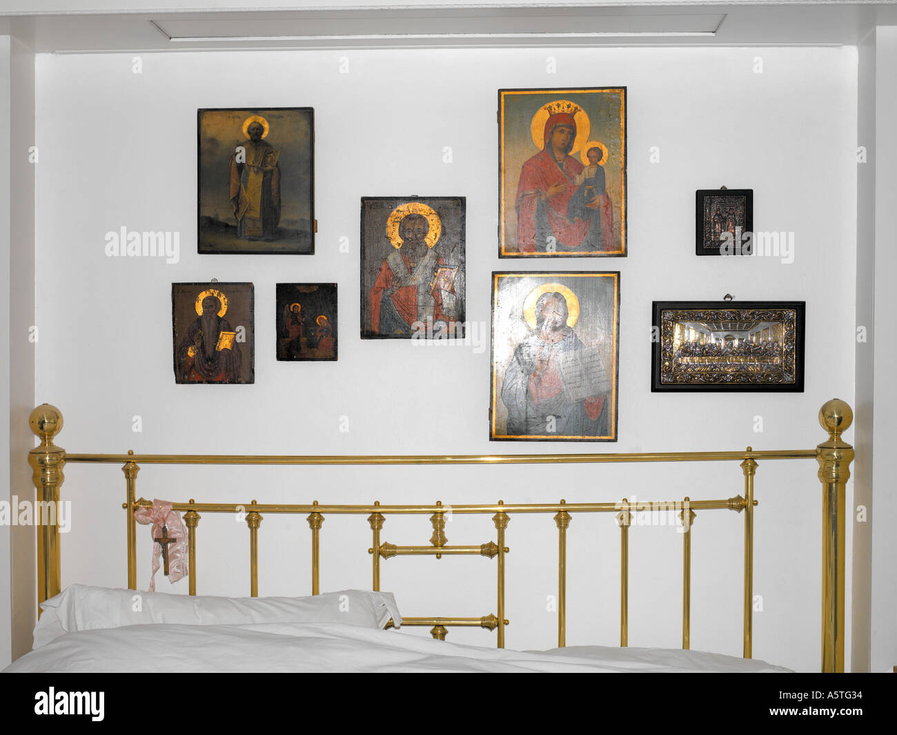 Le icone dei santi Gesù sopra il letto Foto Stock