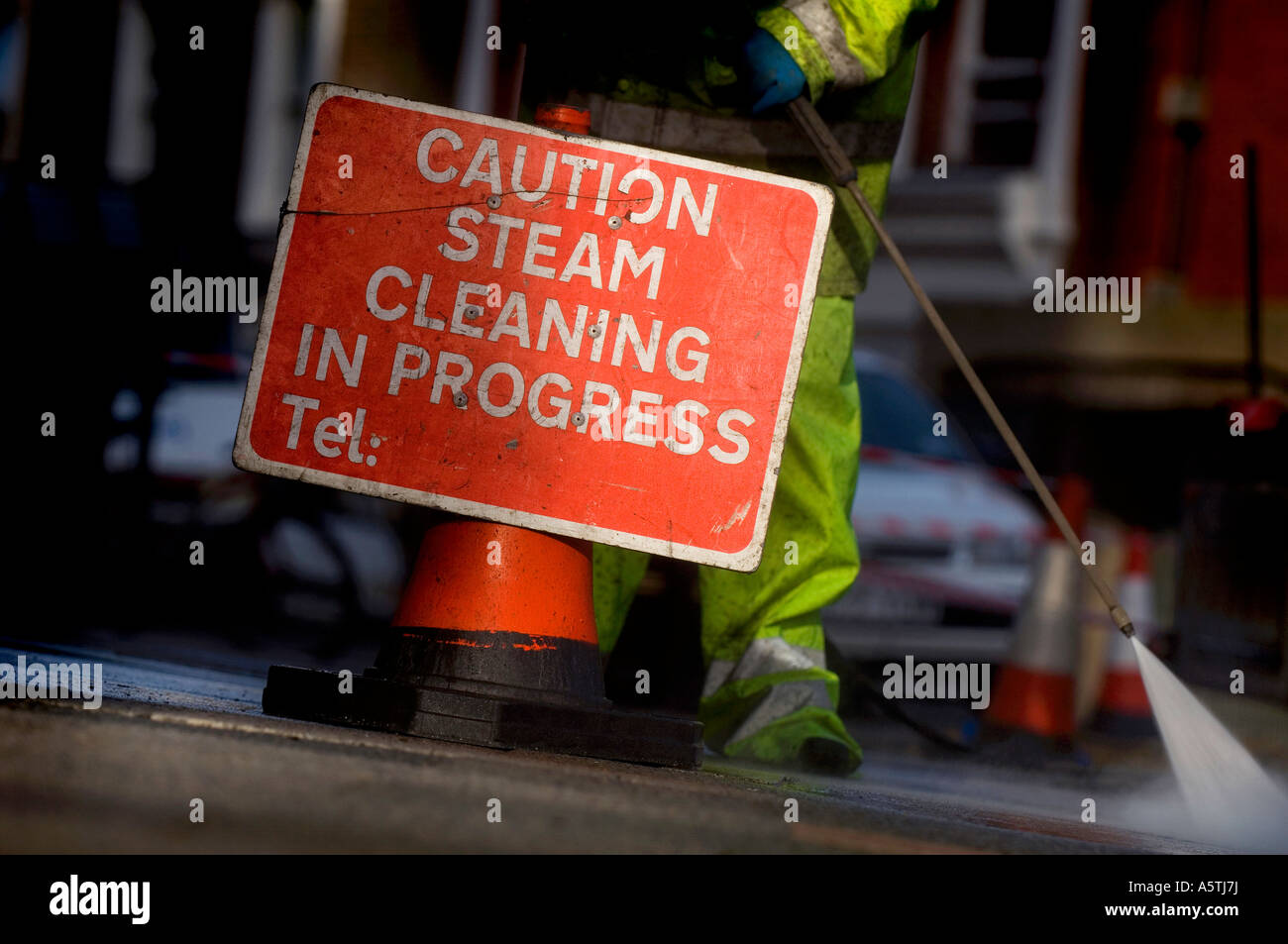 Rimozione di gomma da street dalla pressione del vapore. Foto da Jim Holden. Foto Stock