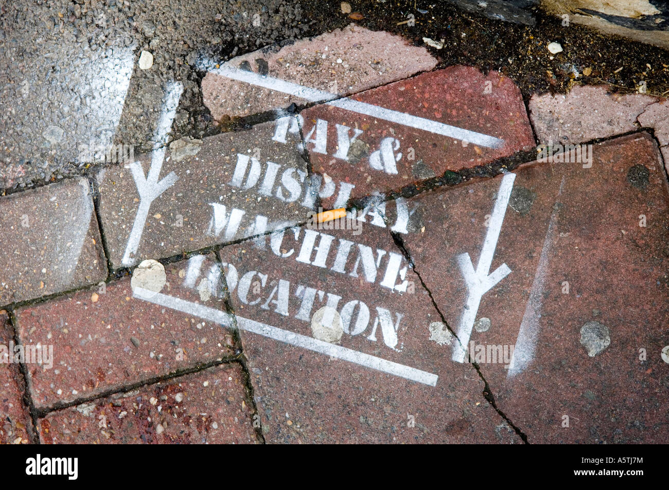 Un marciapiede contrassegnati da vernice per indicare dove un futuro pay e visualizzare la macchina deve essere posizionata. Foto da Jim Holden. Foto Stock