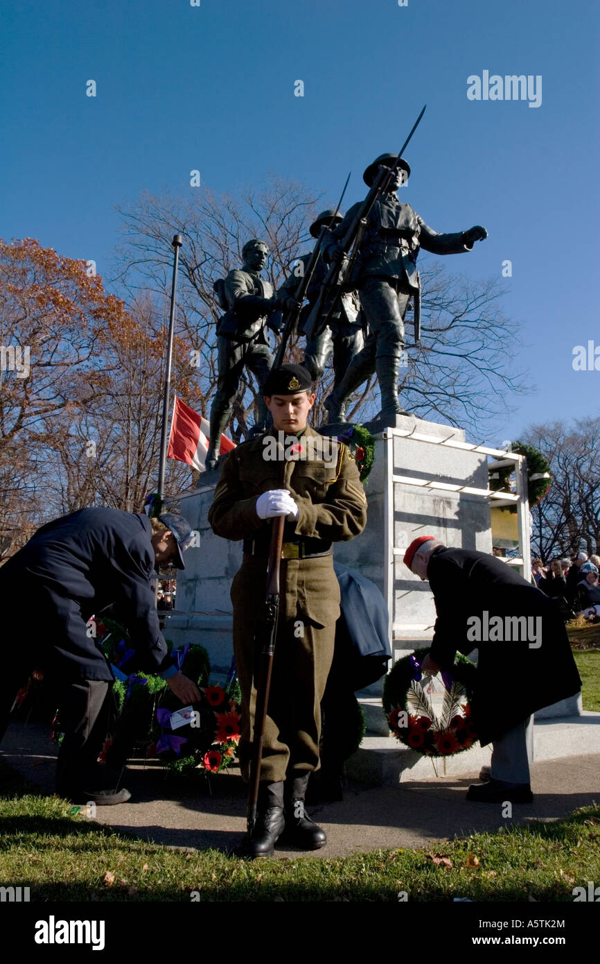 Giorno del Ricordo cerimonie comprendono la posa di corone Charlottetown Prince Edward Island in Canada Foto Stock