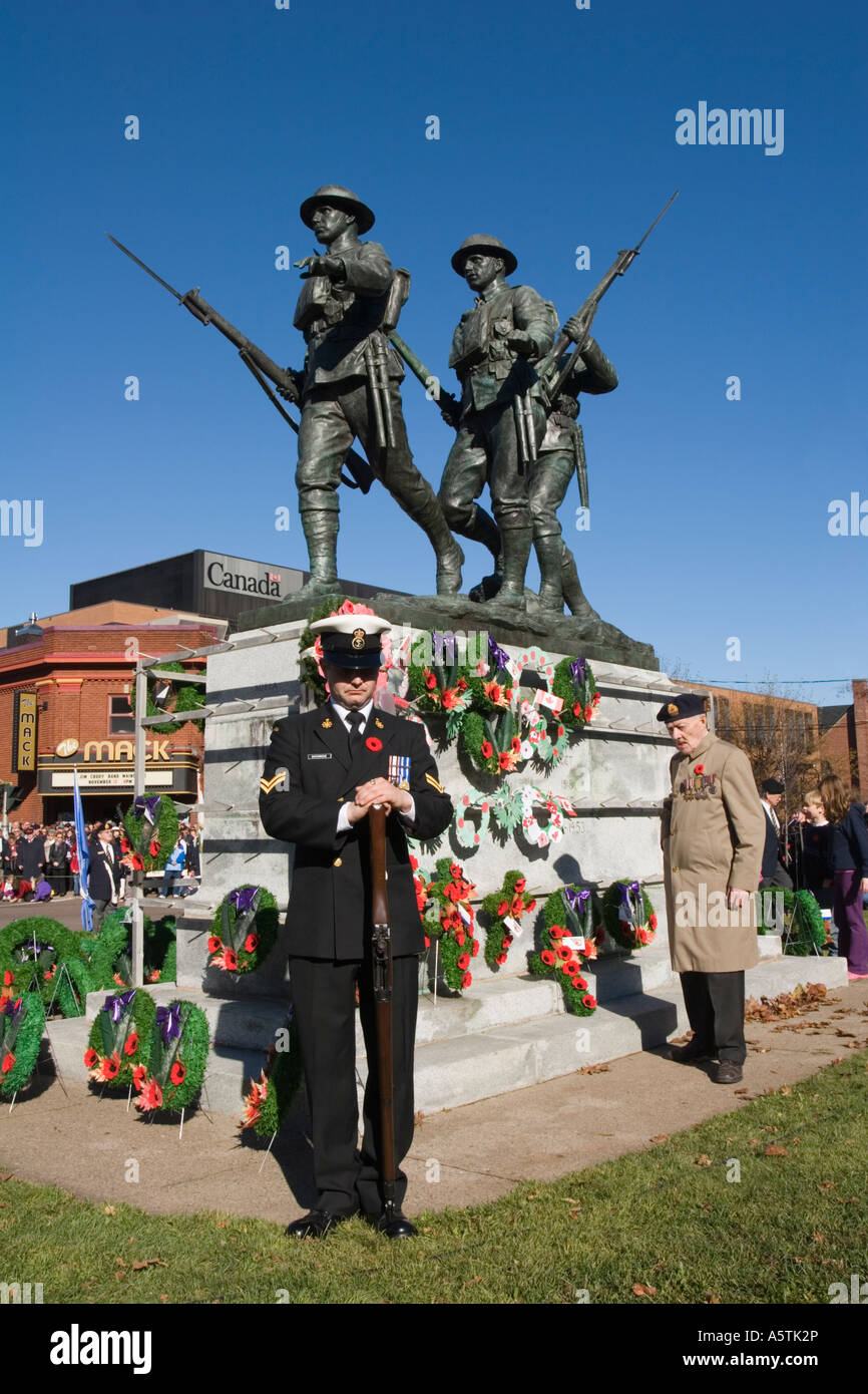 Giorno del Ricordo cerimonie comprendono la posa di corone Charlottetown Prince Edward Island in Canada Foto Stock