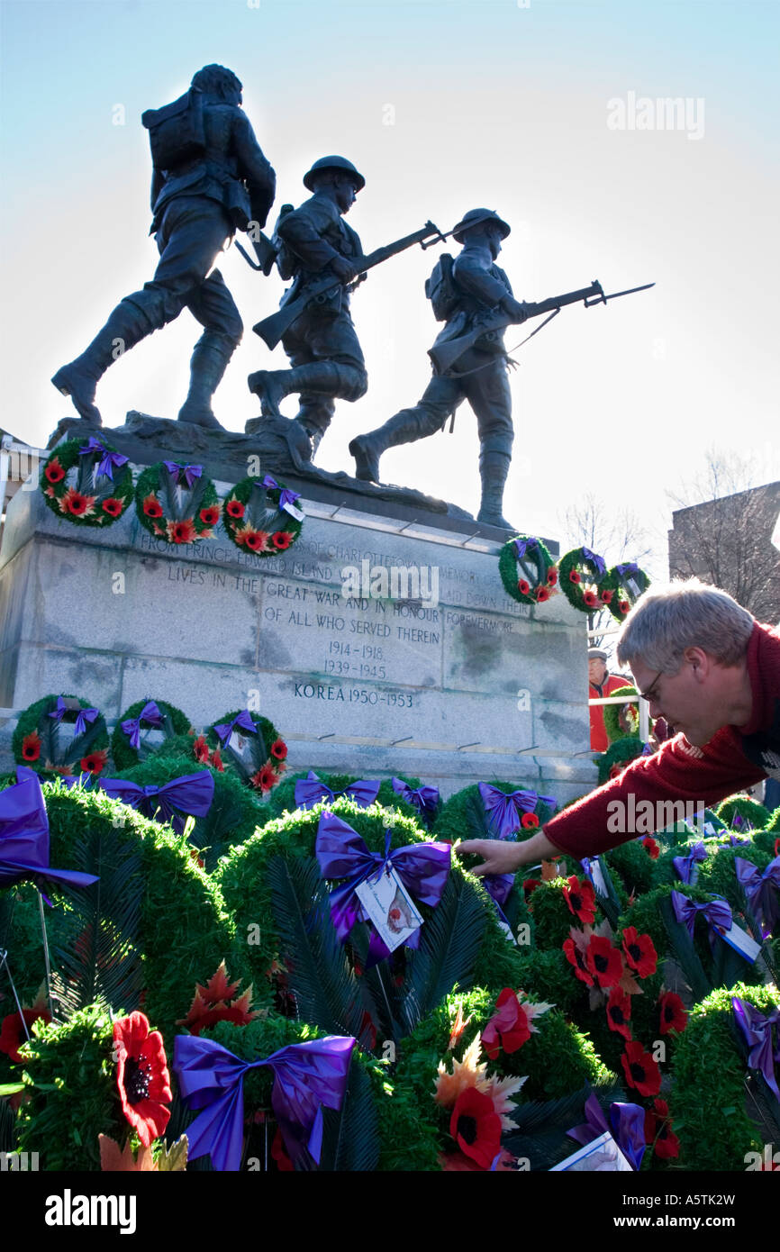 Giorno del Ricordo cerimonie comprendono la posa di corone Charlottetown Prince Edward Island in Canada Foto Stock