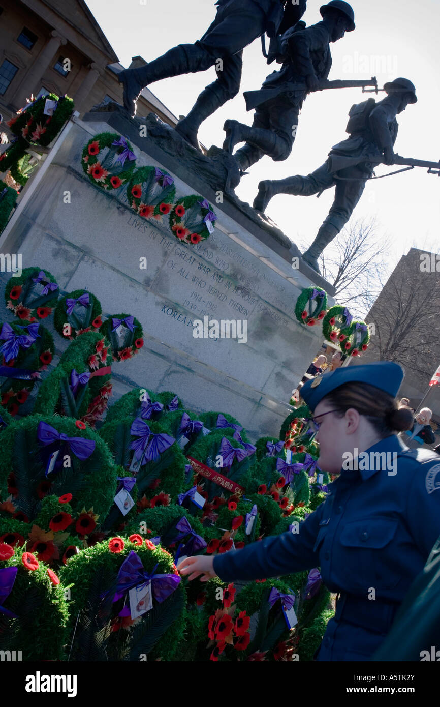 Giorno del Ricordo cerimonie comprendono la posa di corone Charlottetown Prince Edward Island in Canada Foto Stock