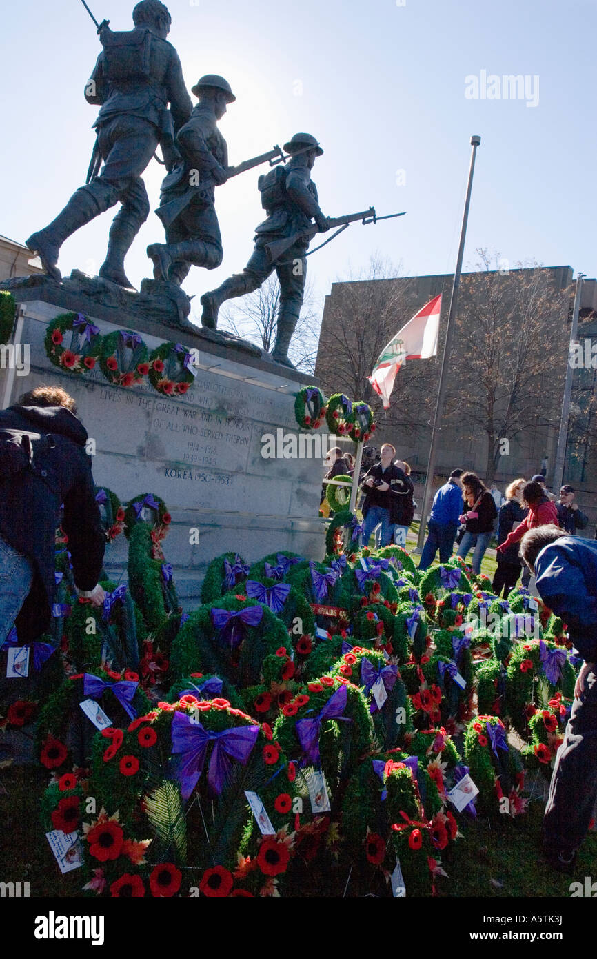 Giorno del Ricordo cerimonie comprendono la posa di corone Charlottetown Prince Edward Island in Canada Foto Stock