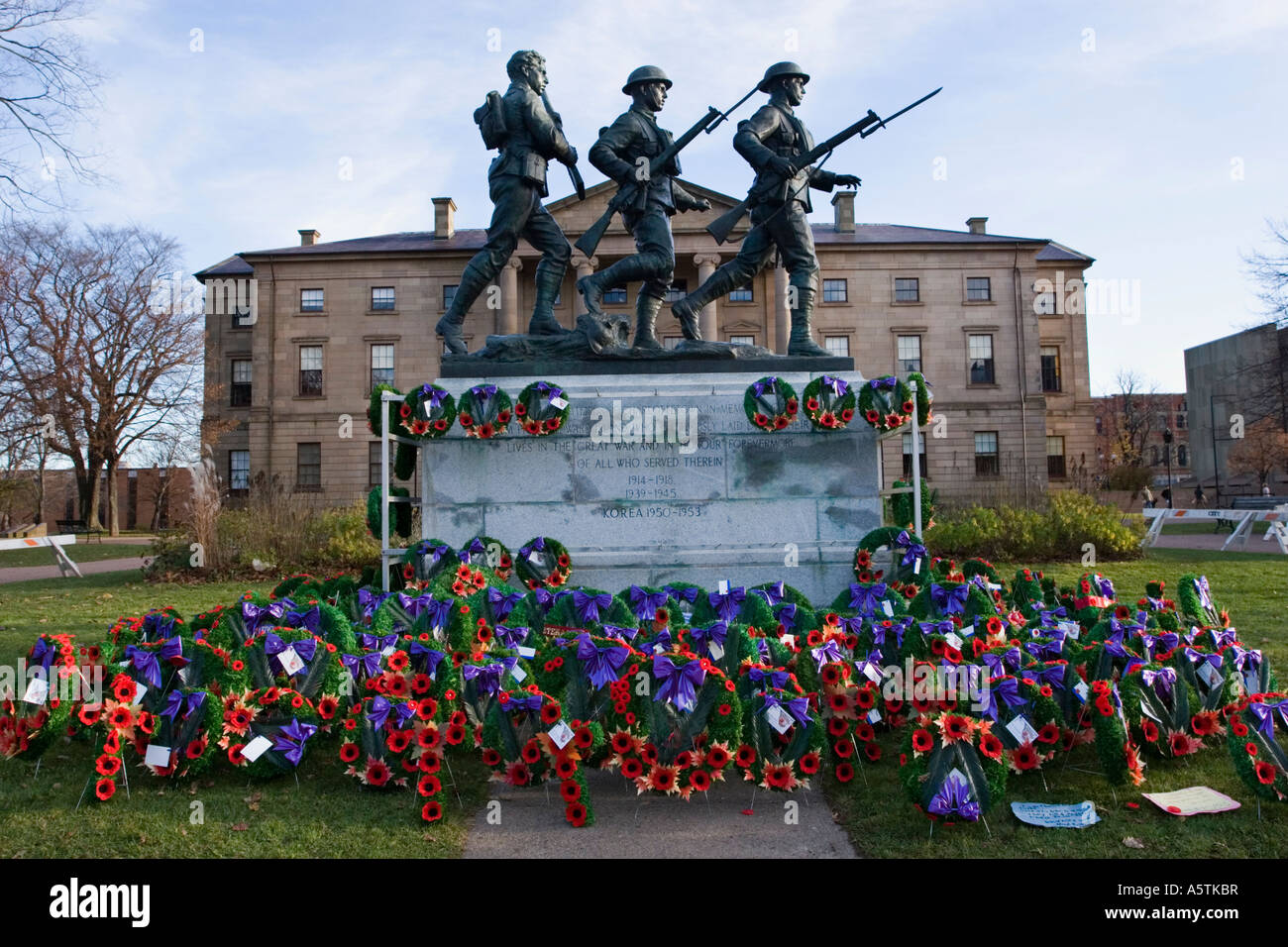 War Memorial Provincia casa dietro il Giorno del Ricordo Charlottetown Prince Edward Island in Canada Foto Stock