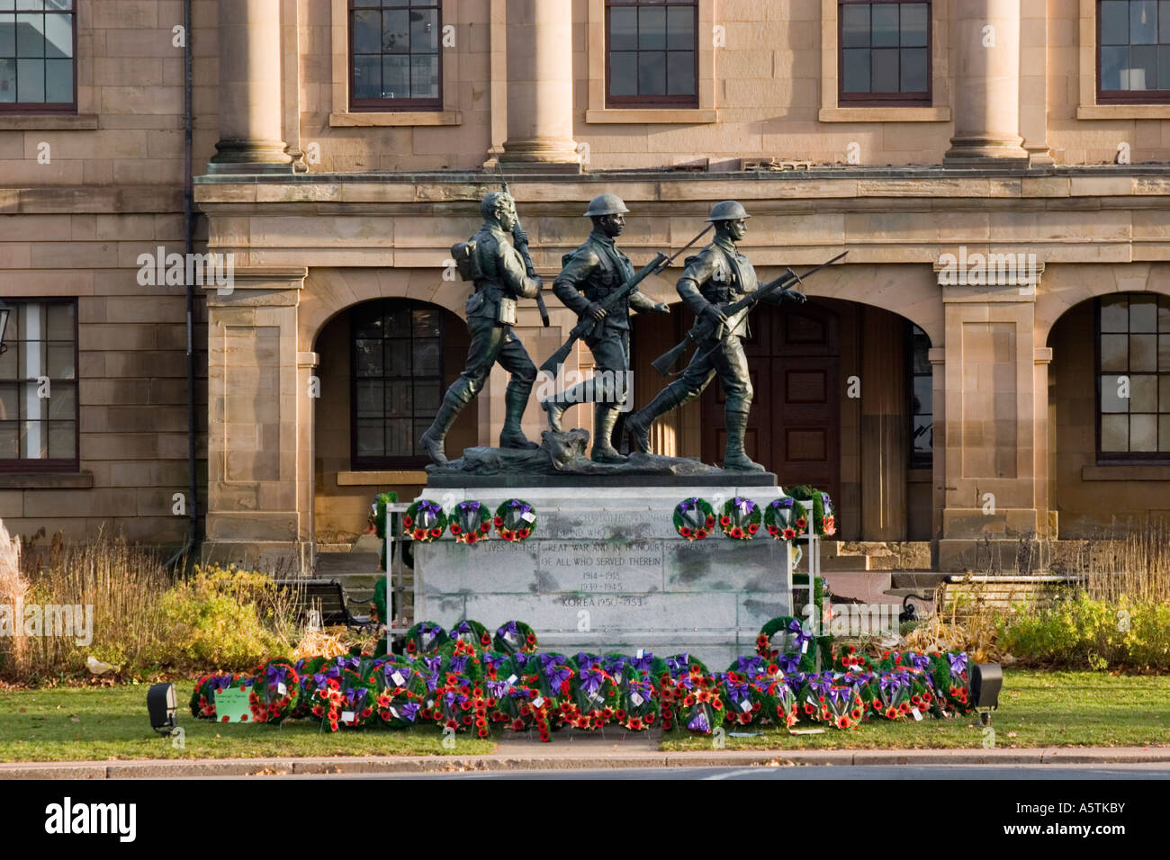 War Memorial Provincia casa dietro il Giorno del Ricordo Charlottetown Prince Edward Island in Canada Foto Stock