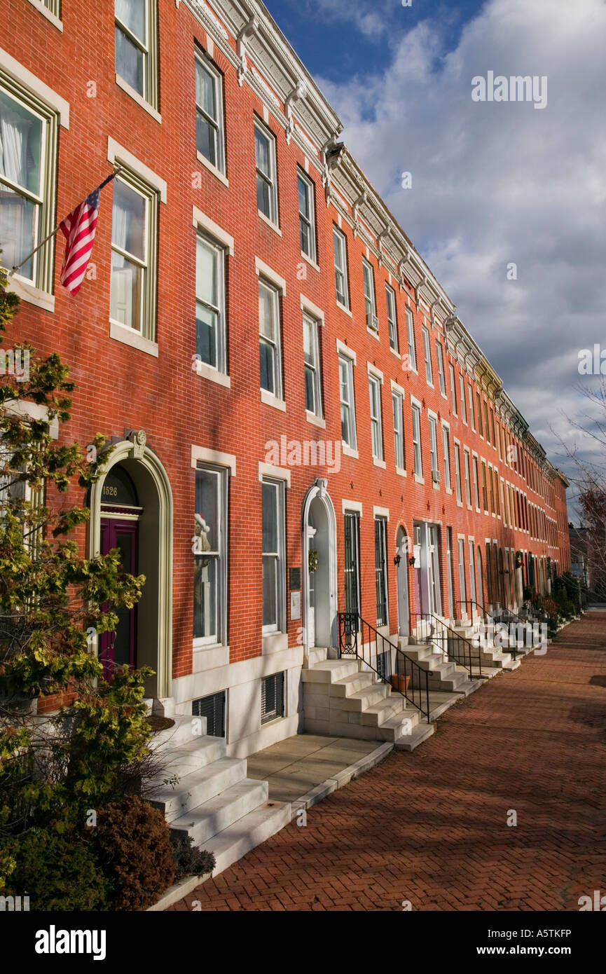 Residenza dello scrittore e satirista di Baltimora H. L. Mencken a 1524 Hollins Street tra le case di fila su Union Square, Baltimora, Maryland, USA Foto Stock
