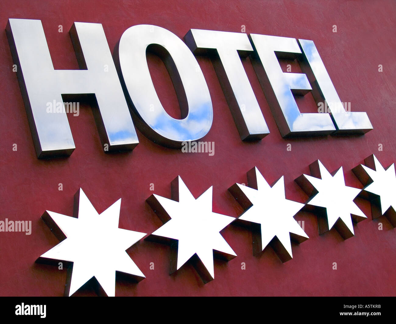 Segno hotel cinque stelle su sfondo rosso Foto Stock