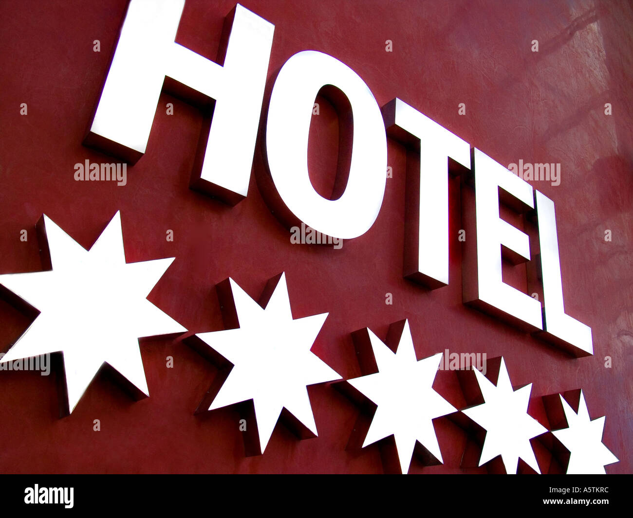 Hotel di lusso a cinque stelle segno sulla parete rossa sullo sfondo Foto Stock