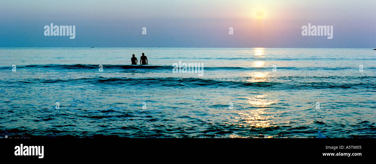 Sunrise nuotatori in Sozopol in Bulgaria Foto Stock