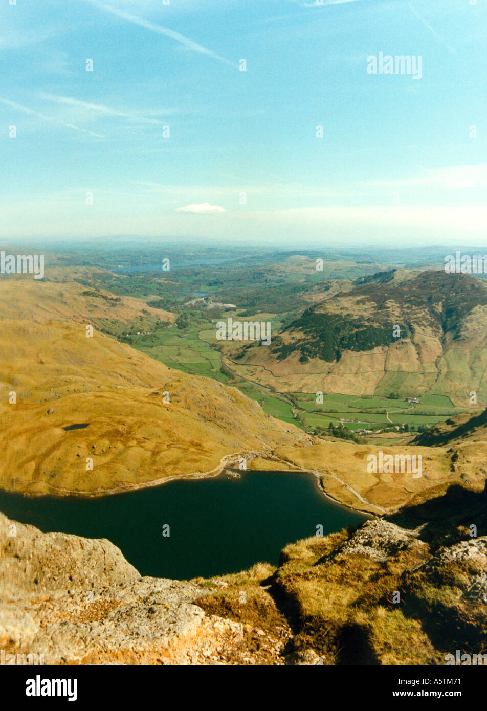 Stickle Tarn da Langdale Pike, Lake District, Cumbria, Regno Unito Foto Stock