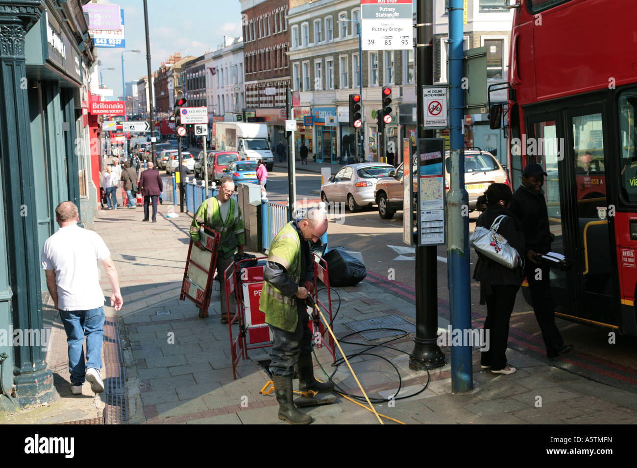 Strada trafficata a Putney, Londra centrale Foto Stock