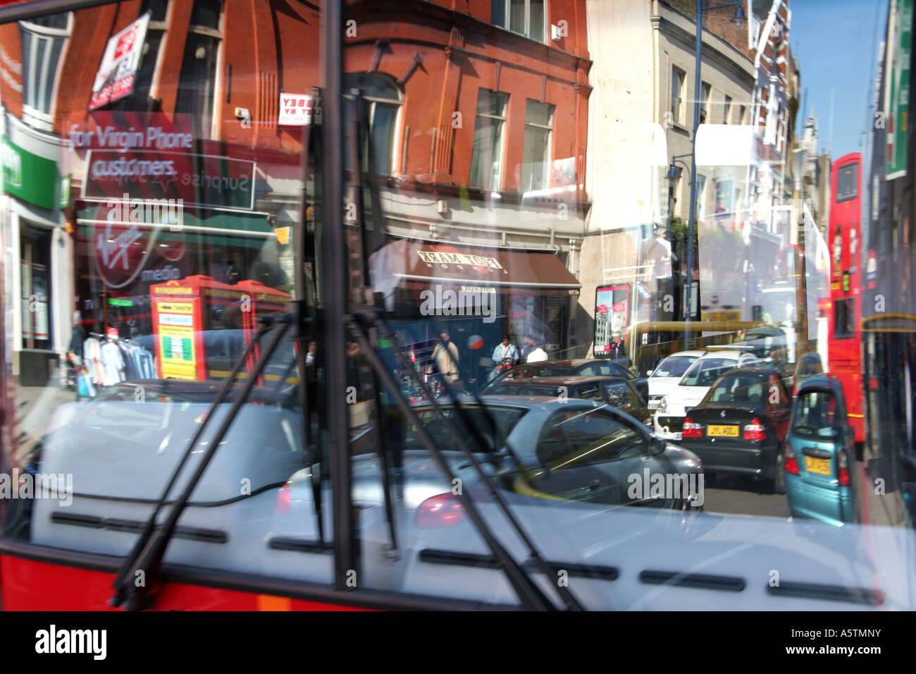 Abstract di Brixton, Sud Londra, visto attraverso la finestra del bus Foto Stock