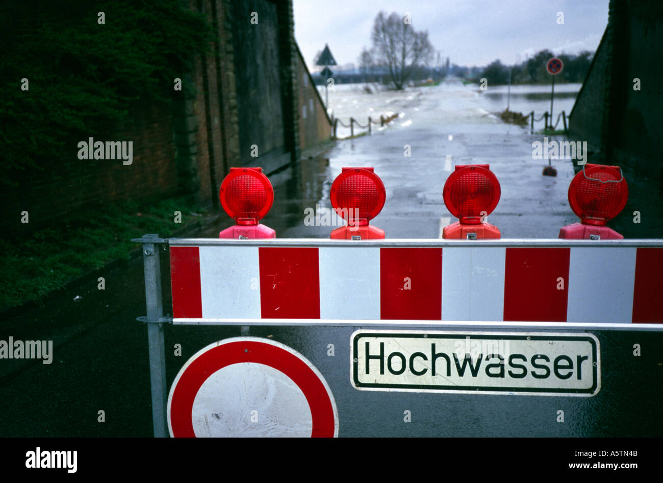 Paese chiuso road awashed dalle inondazioni Foto Stock