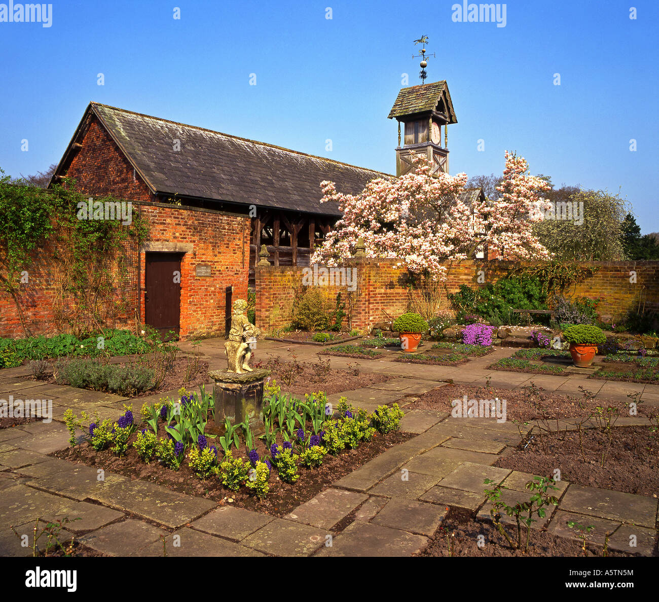 Il giardino murato, Cruck granaio e Torre dell'Orologio, Arley Hall e giardini, vicino a Knutsford, Cheshire, Inghilterra, Regno Unito Foto Stock