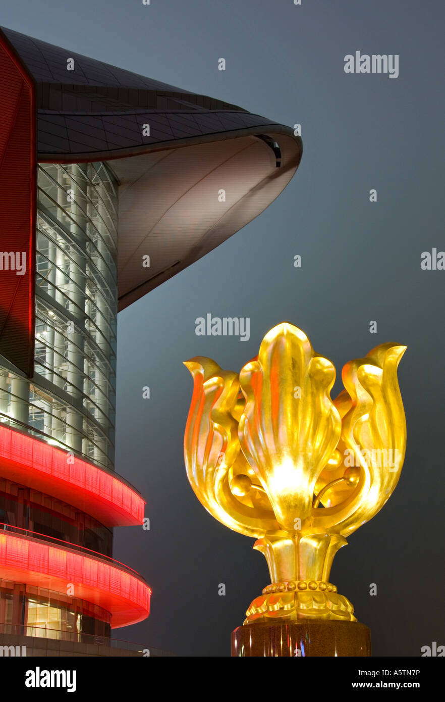 La Forever Blooming Golden Bauhinia Scultura e Hong Kong Exhibition Centre di notte, Wan Chai, Hong Kong, Cina Foto Stock