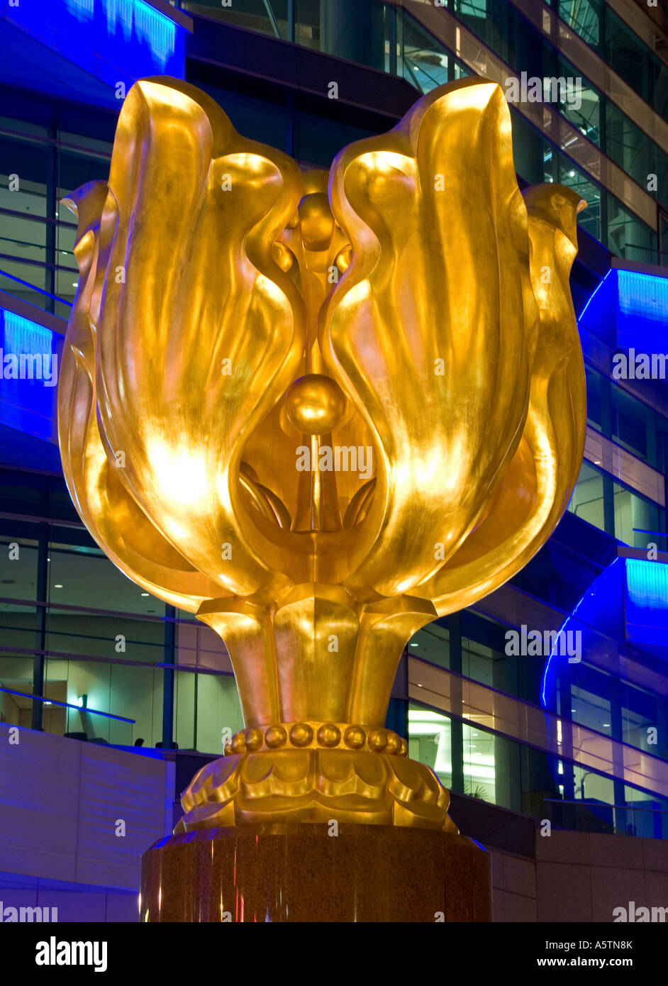 La Forever Blooming Golden Bauhinia Scultura e Hong Kong Exhibition Centre di notte, Wan Chai, Hong Kong, Cina Foto Stock