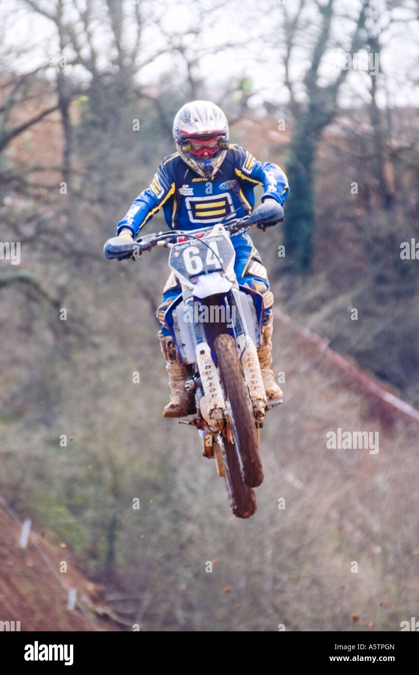 Il pilota di Motocross e moto prendendo aria in cima alla salita Foto Stock