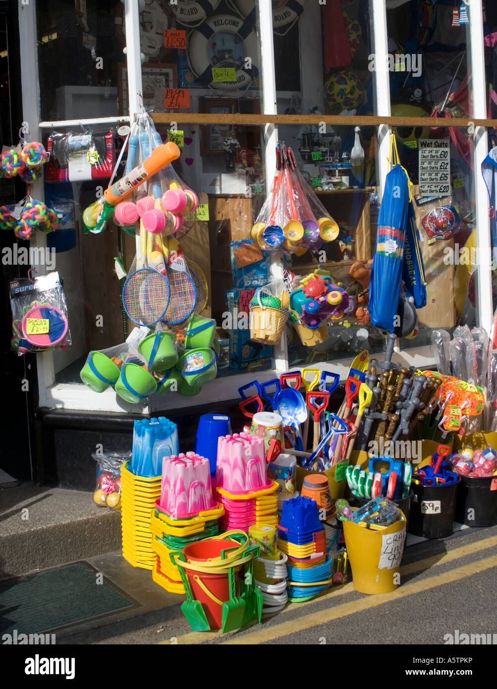 Beachware al di fuori del negozio, Padstow, Cornwall, England Regno Unito Foto Stock