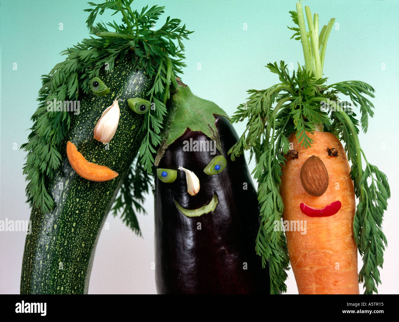 Le figure fatte di zucchine zucchine e melanzane carotte Foto Stock