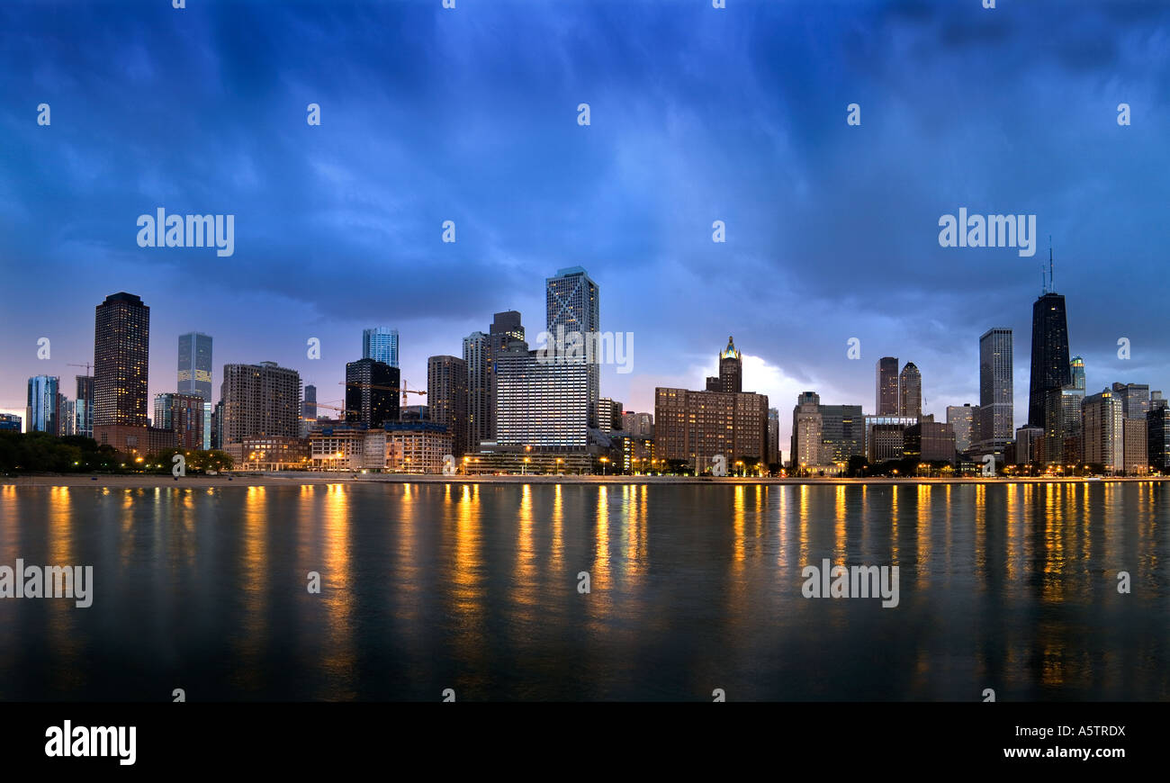 Chicago skyline della città edifici Twilight notte durante la tempesta, STATI UNITI D'AMERICA Foto Stock