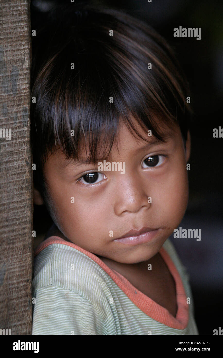 Painet JJ1601 guatemala bambino kid santa Rita village rimpatriati petén comunità fuggite alla violenza degli anni ottanta volte è ritornata la pace Foto Stock