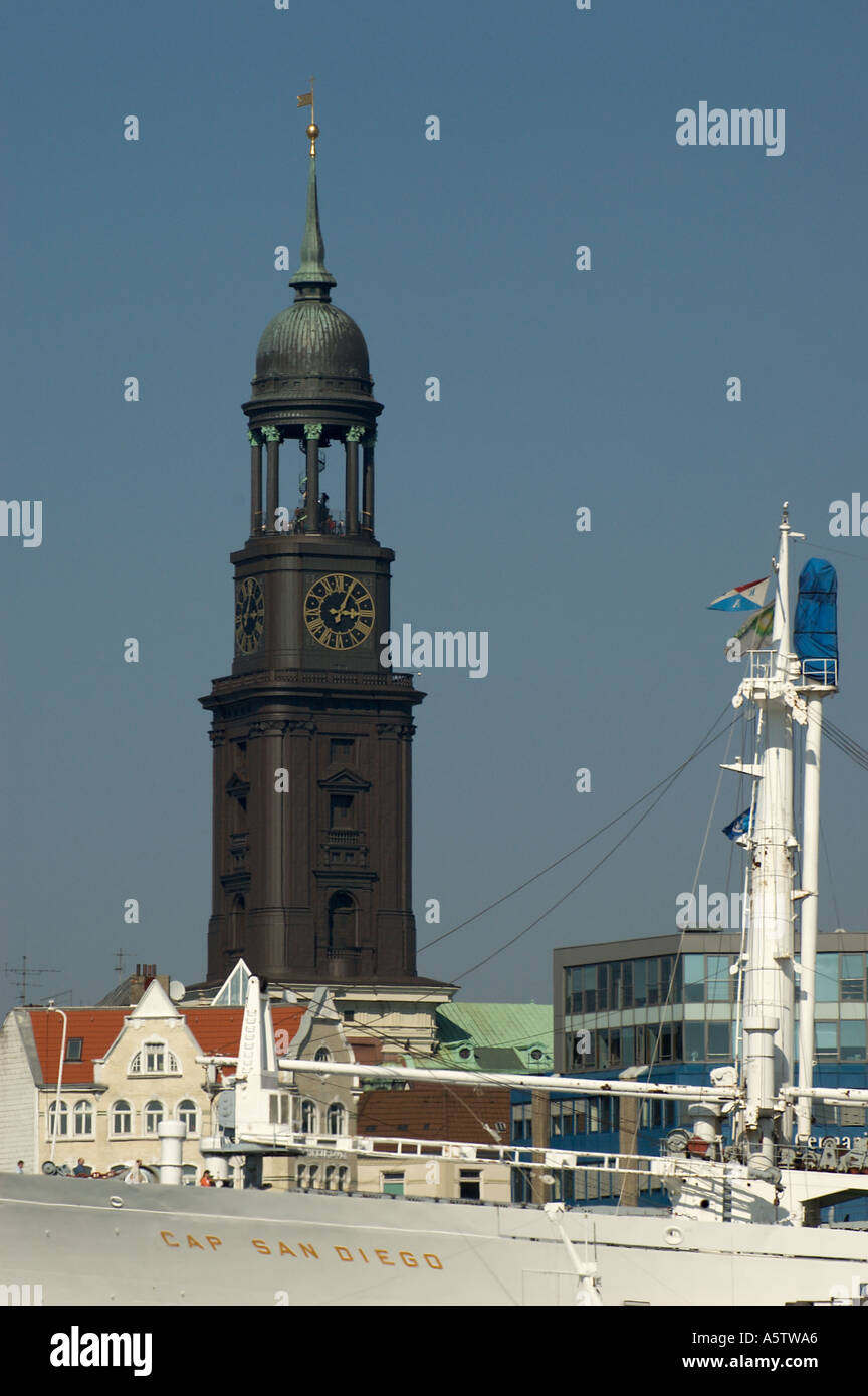 La torre di San Michele e la chiesa vintage cappuccio Nave San Diego al Porto di Amburgo Germania Foto Stock