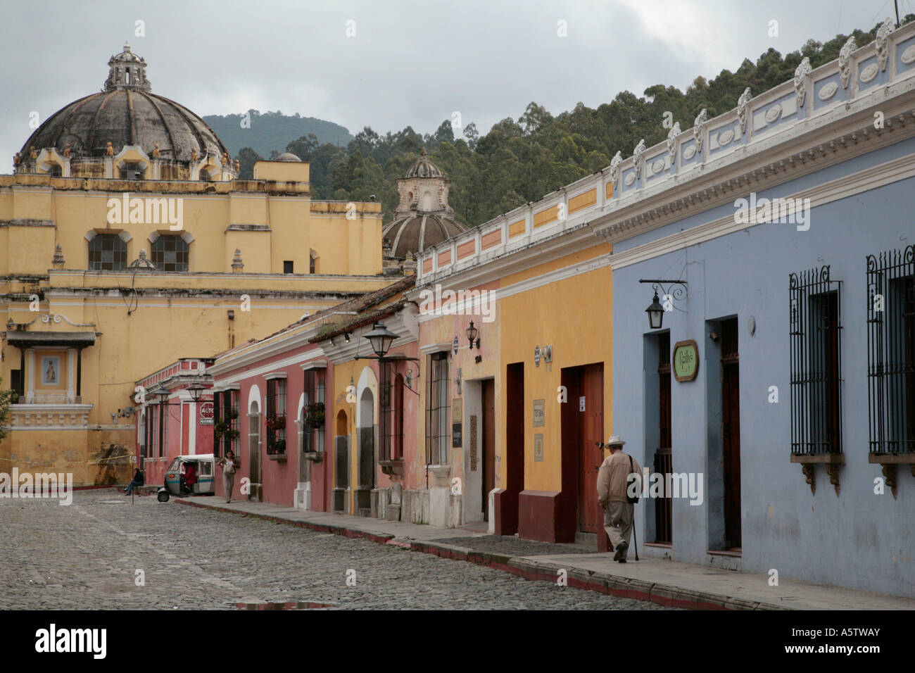 Painet JJ1525 guatemala street scene antigua america latina America centrale storica architettura coloniale del paese giallo Foto Stock
